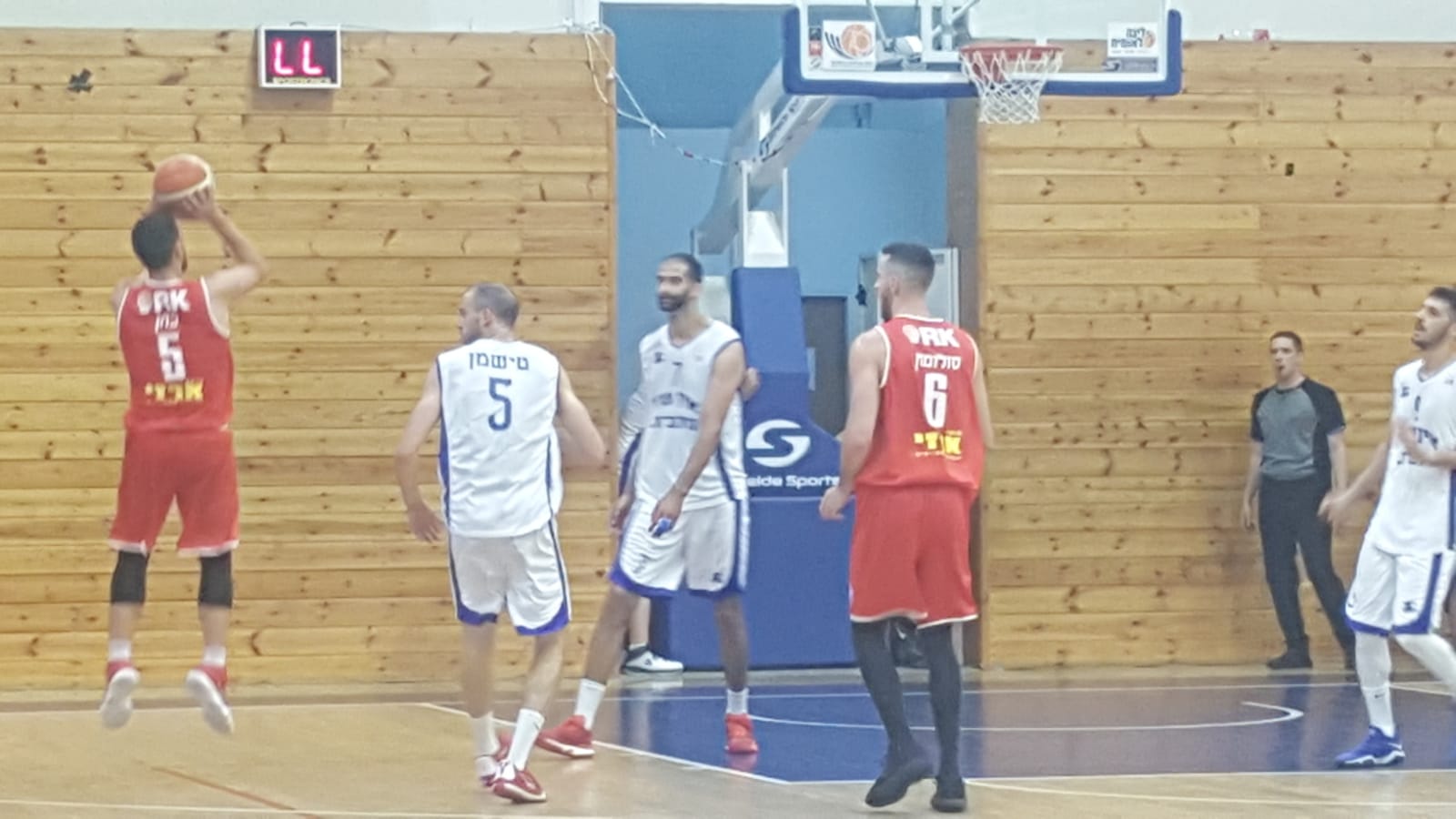 אוהד כהן צולף שלשה בקריית גת. תרם 8 נקודות (צילום: חן אזרן, באדיבות מועדון הפועל ב